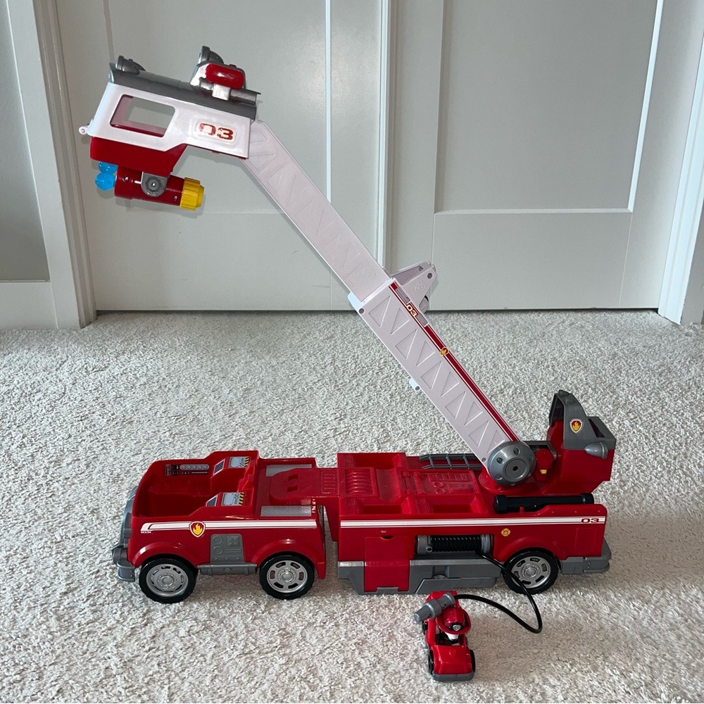 Paw Patrol Ultimate Rescue Fire Truck